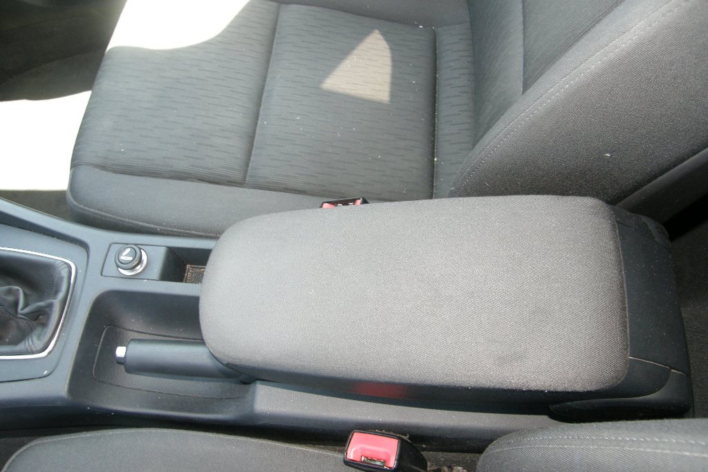 AUDI A4 NASLON ZA RUKU AUDI A4 SREDIŠNJI PRETINAC 2006.