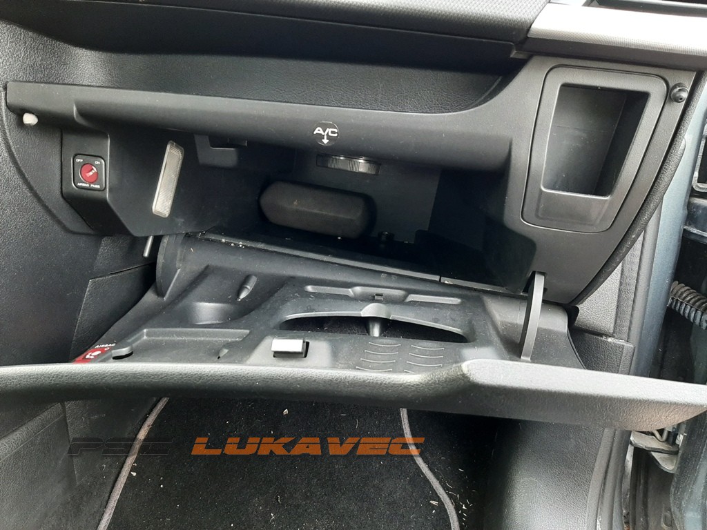 PEUGEOT 207 PRETINAC SUVOZAČA 207 POLICA SUVOZAČA