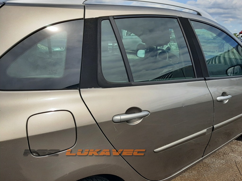 RENAULT CLIO 3 VRATA ZADNJA DESNA 2010.