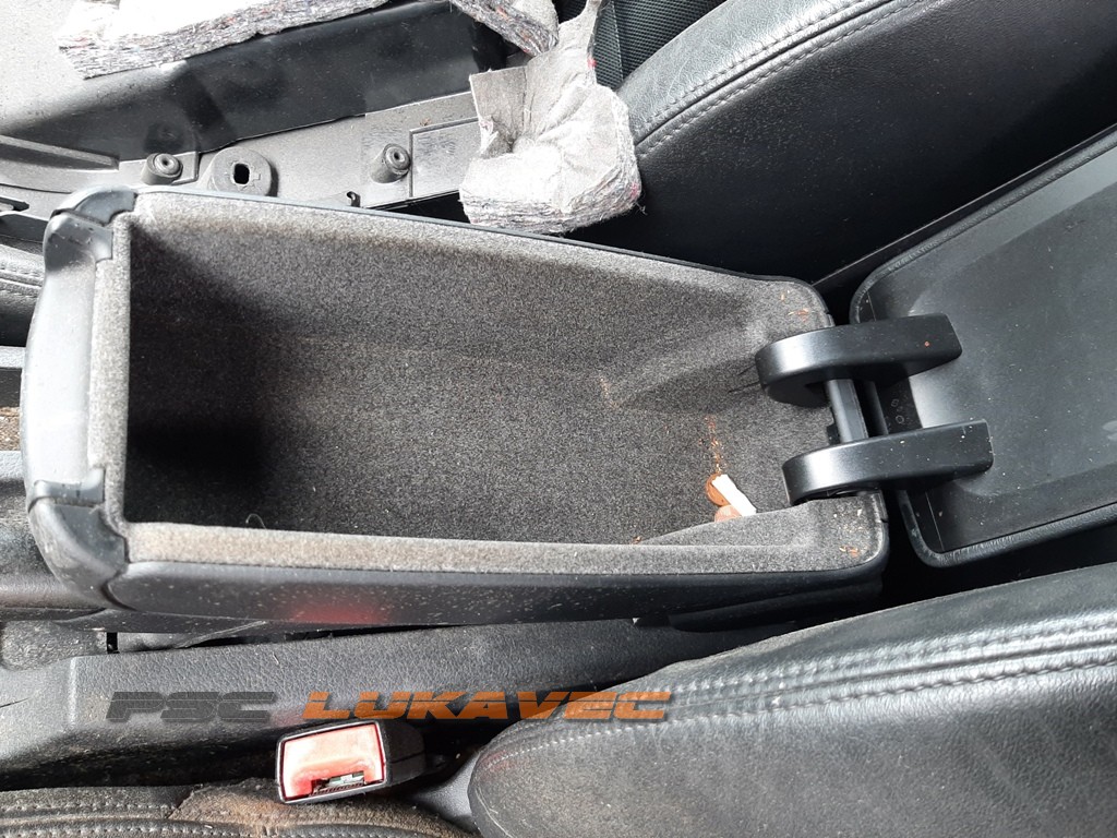 AUDI A4 B7 NASLON ZA RUKU A4 B7 SREDIŠNJI PRETINAC