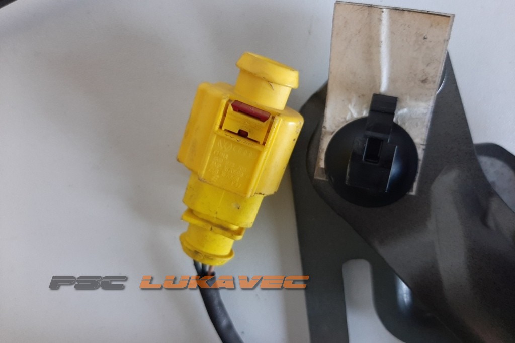 AUDI Q5 SENZOR PREDNJE HAUBE Q5 ŠARKA PREDNJE HAUBE 80A823823