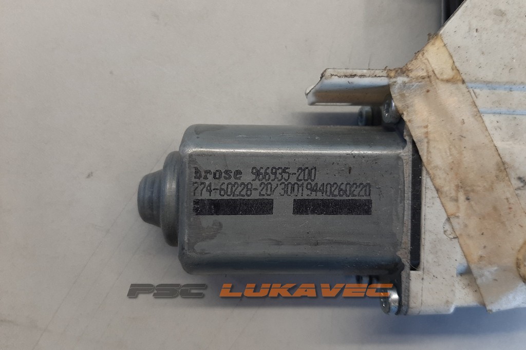 PREDNJI LIJEVI MOTORIĆ PODIZAČA STAKLA AUDI A4 B8 8K0959801A 2015.