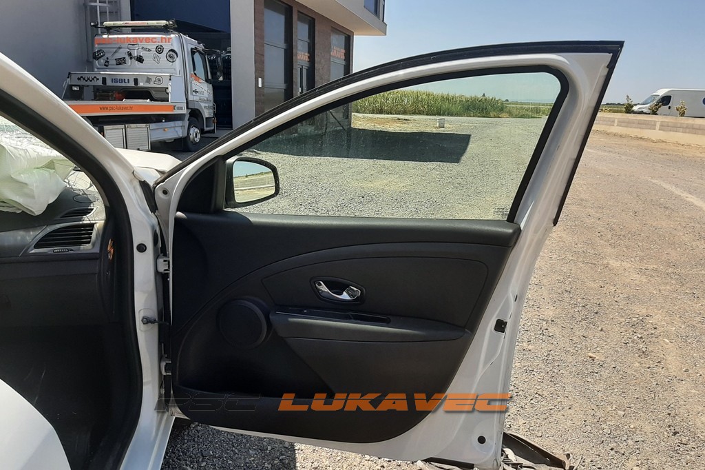 RENAULT MEGANE 3 PREDNJA DESNA VRATA 2015.