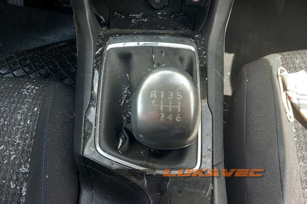 PEUGEOT 308 RUČICA MJENJAČA SA KOŽOM