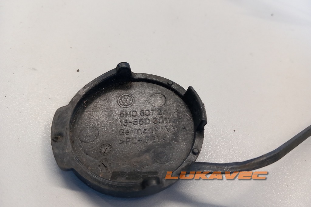 VW GOLF PLUS POKLOPAC PREDNJEG BRANIKA 5M0807241A