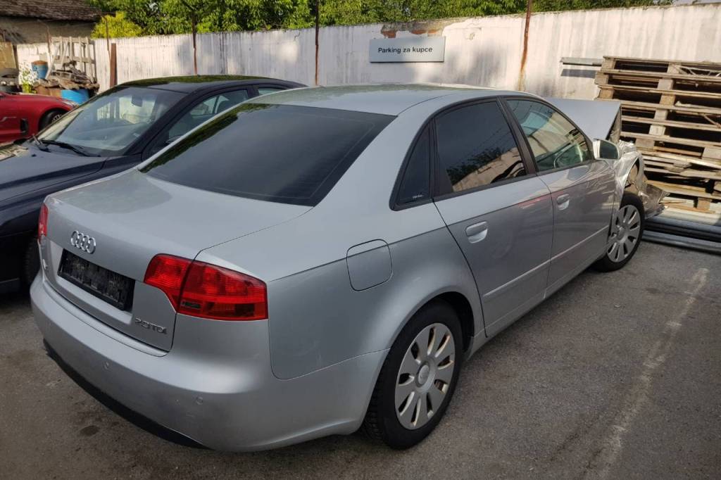 AUDI A4 VRATA PREDNJA DESNA 2006.