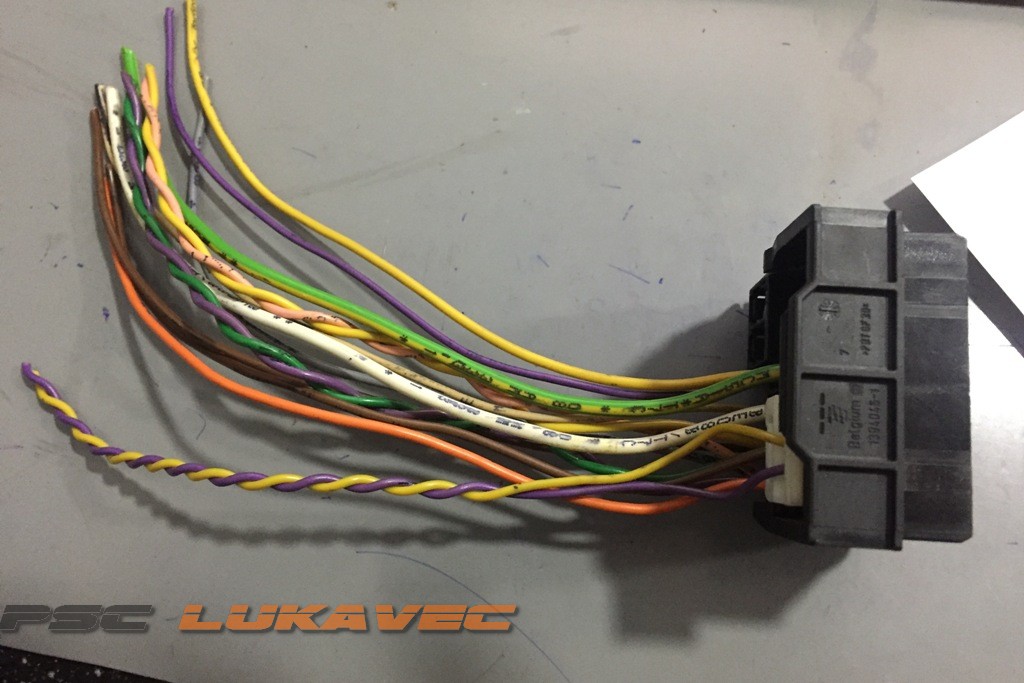 CITROEN PEUGEOT KONEKTOR ZA CD RADIO 2005.