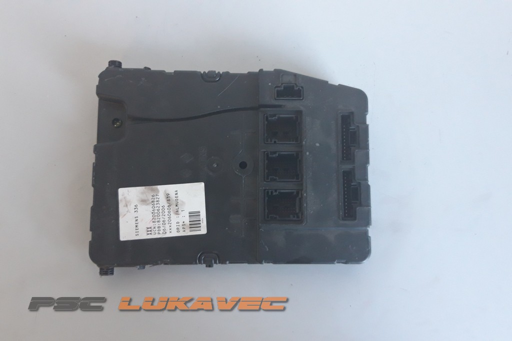 RENAULT SCENIC 2 KUTIJA OSIGURAČA 8200606826 UCH N2