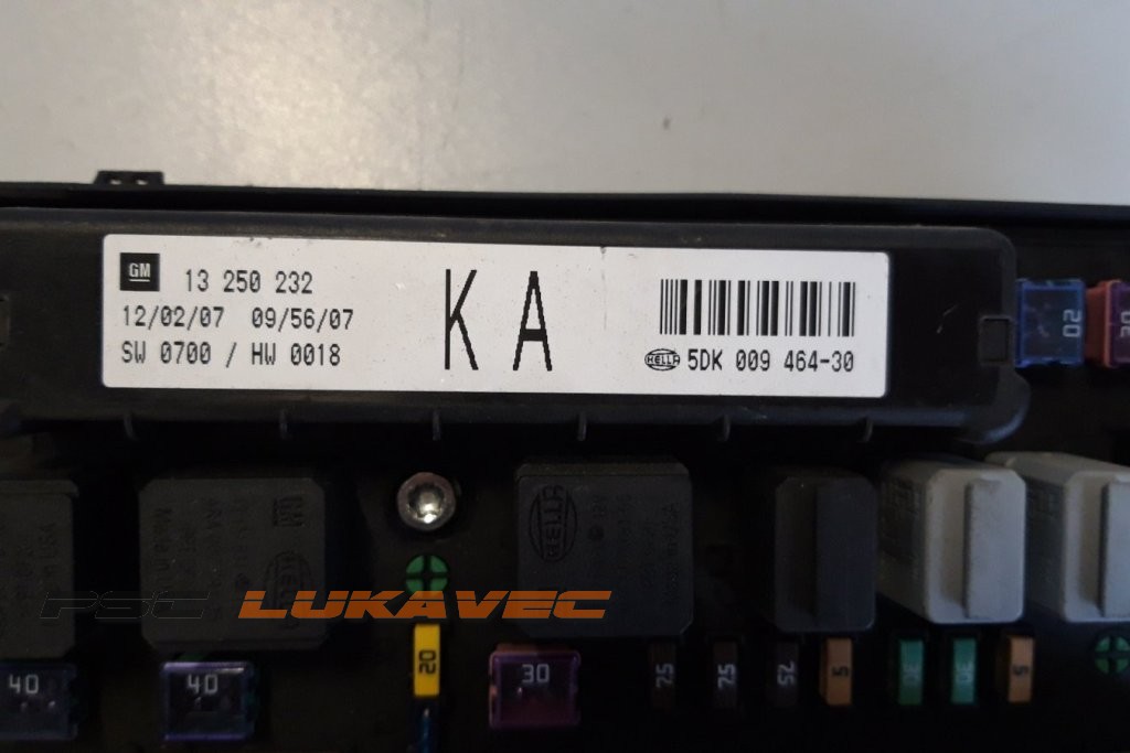 OPEL ASTRA H KUTIJA OSIGURAČA 13250232