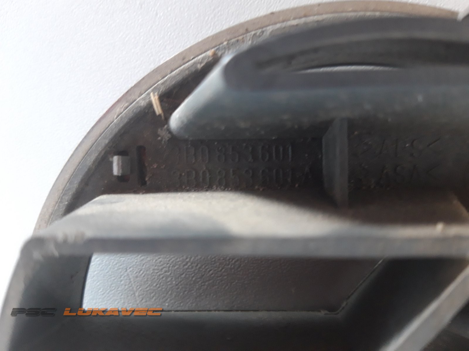 VW PASSAT B5 PREDNJI ZNAK 3B0853601 2003.