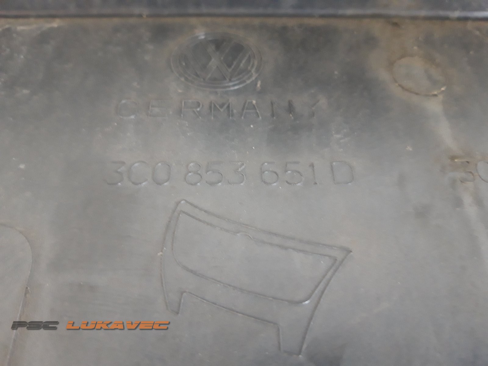 VW PASSAT B6 PREDNJA MASKA 3C0853651D