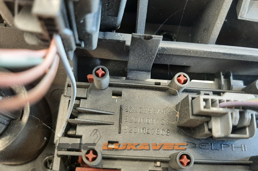 RENAULT MEGANE 2 SREDIŠNJA KONZOLA PREKIDAČ SVA 4 ŽMIGAVCA 2004.