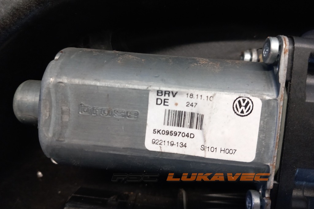 VW GOLF 6 PODIZAČ STAKLA ZADNJI DESNI 5K4839730J 2011.