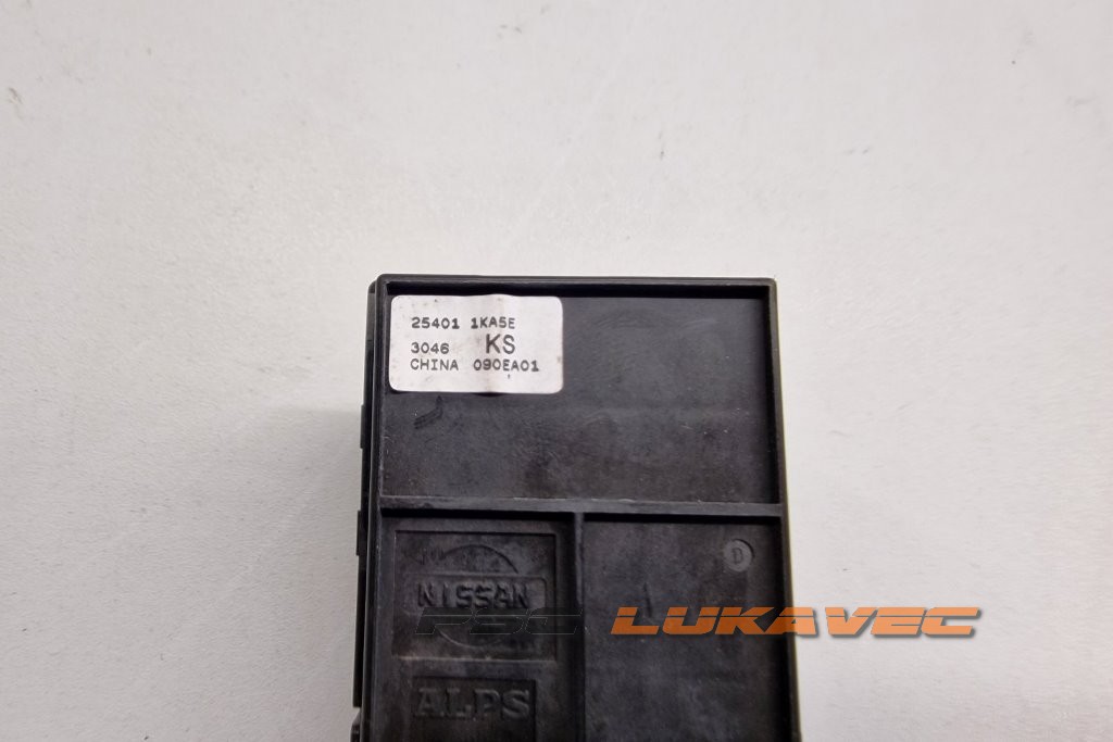 NISSAN JUKE PREKIDAČI PODIZAČA STAKLA 090EA01 2018.