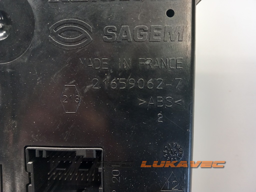 RENAULT CLIO 2 KUTIJA OSIGURAČA UCH-N2 216590627 8200207135