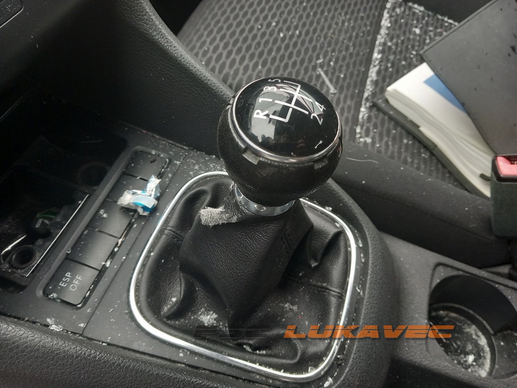 VW GOLF 6 RUČICA MJENJAČA SA KOŽOM 2009.