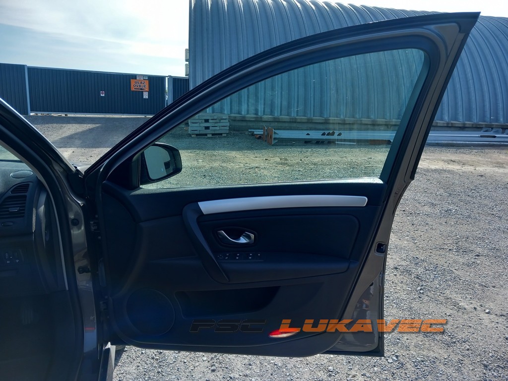 RENAULT LAGUNA 3 VRATA PREDNJA SUVOZAČEVA 2008.