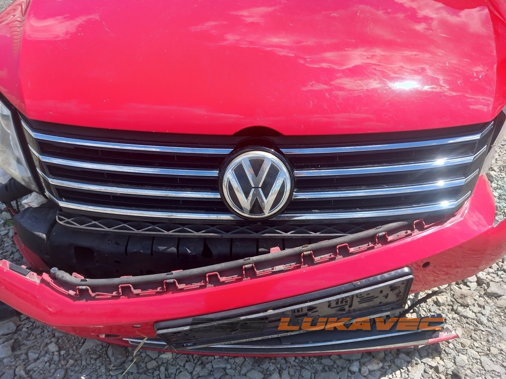 VW PASSAT B7 PREDNJA MASKA SA ZNAKOM 2013.