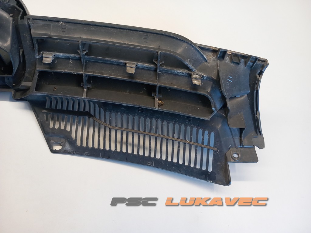VW GOLF 5 PREDNJA MASKA