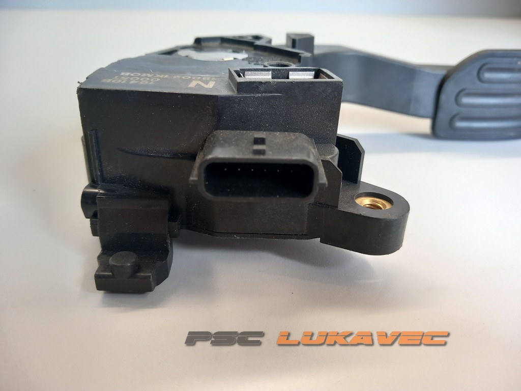 NISSAN JUKE PEDALA GASA JUKE PAPUČICA GASA 180021KMOB