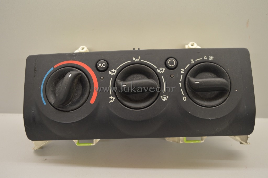 RENAULT CLIO 2 PREKIDAČI VENTILACIJE 8200147160 2004.