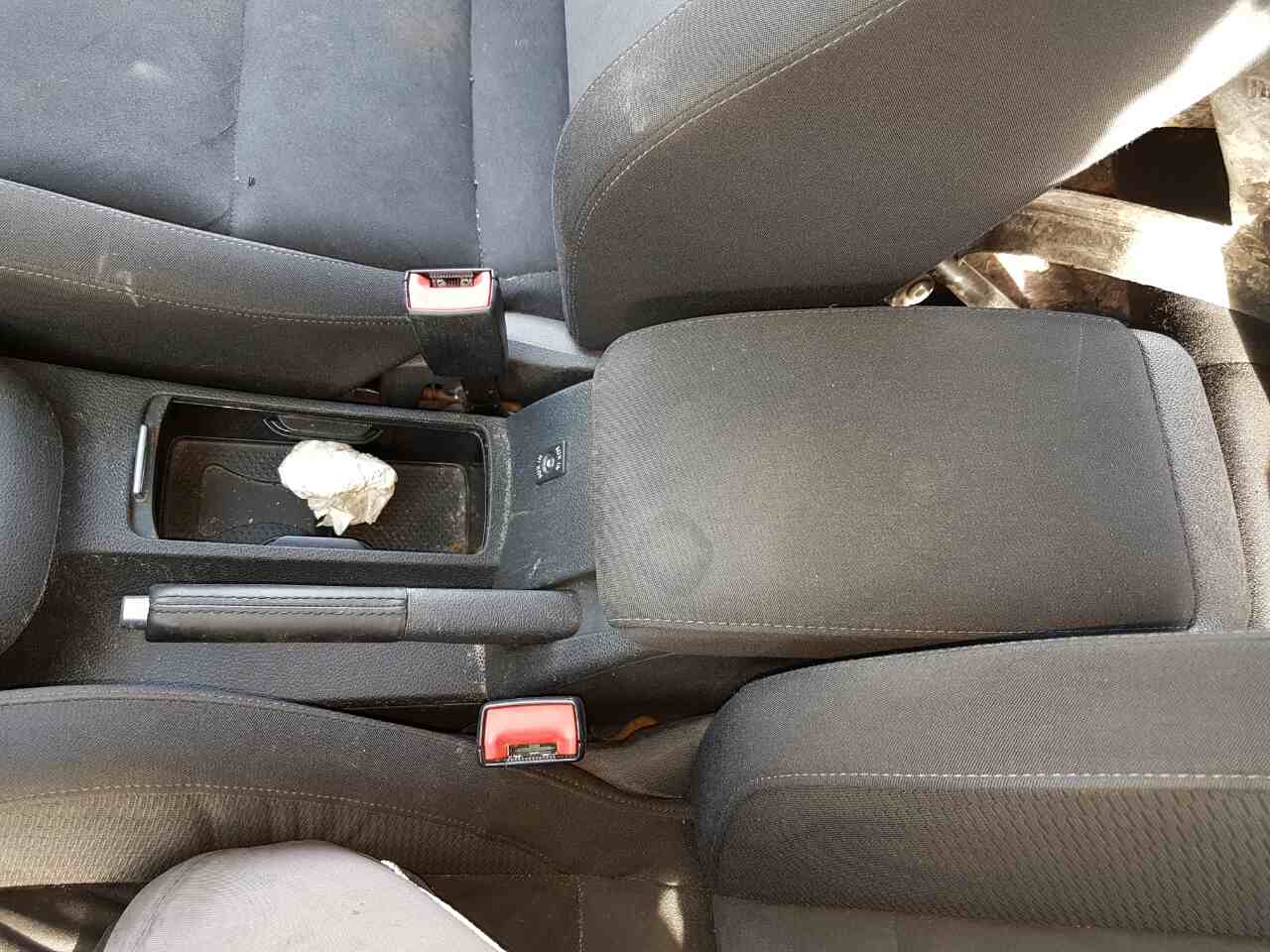 GOLF 6 SREDIŠNJI NASLON ZA RUKU 2011.