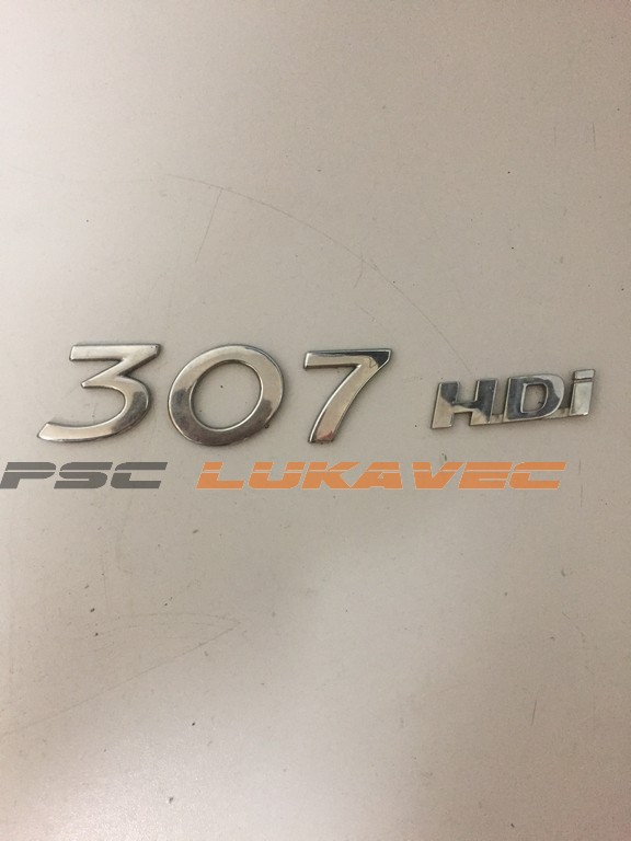 PEUGEOT 307 ZNAK NA ZADNJOJ HAUBI 2005.