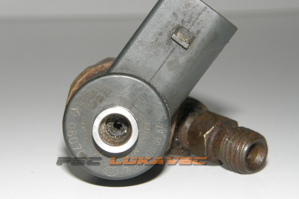 MERCEDES DIZNA 2.7 CDI INJEKTOR A6120700587 0445110204