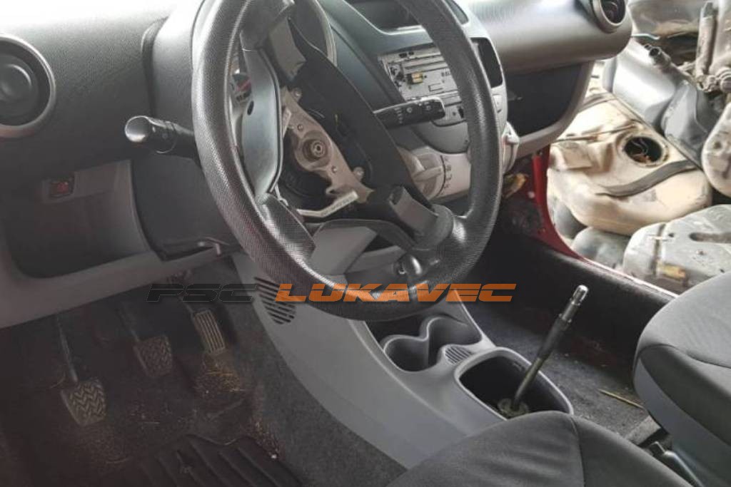 TOYOTA AYGO VOLAN 2010.